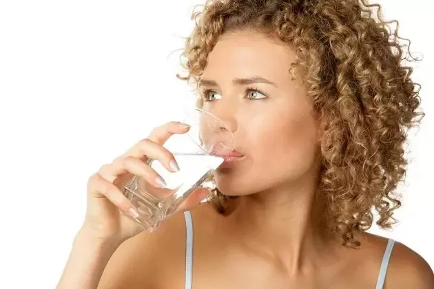 Esta chica sigue la dieta de los perezosos y bebe un vaso de agua antes de las comidas. 